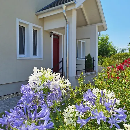 Zoeld Terasz Vendeghaz شقة