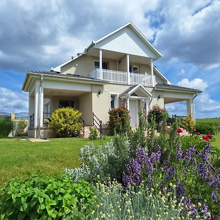 Zoeld Terasz Vendeghaz شقة