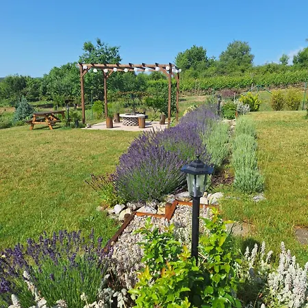 Zoeld Terasz Vendeghaz شقة